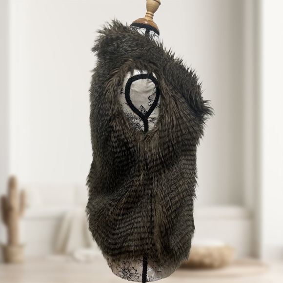 Jack by BB Dakota | Taupe Faux Fur Vest I Size: XSmall - Picture 4 of 9